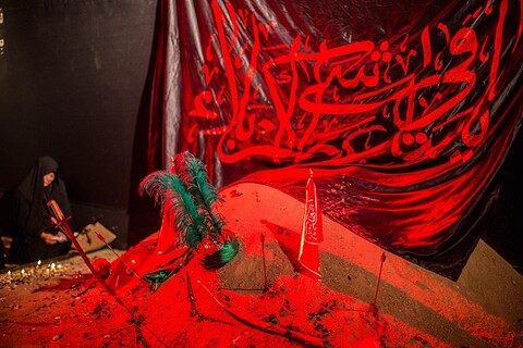 کربلا؛ بین الحرمین میں سرخ عاشورائی فرش عزاء بچھا دیا گیا ہے