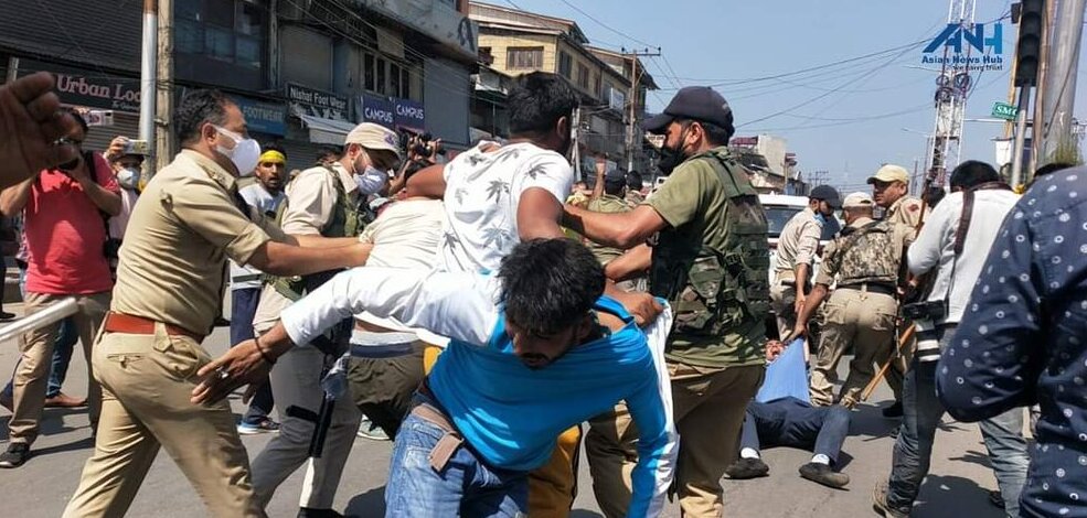 কাশ্মীরে শোক পালনকারীদের উপর সেনা বাহিনীর বর্বরতা