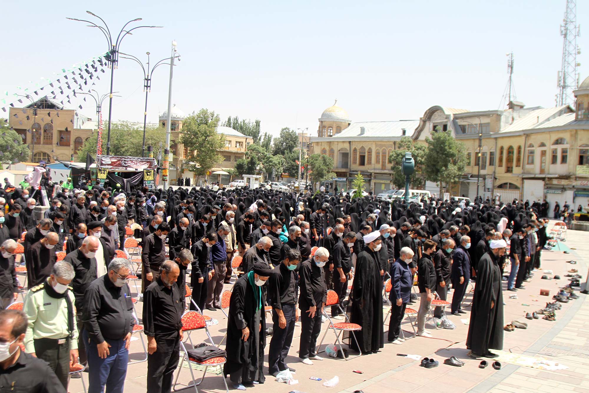 اقامه نماز ظهر عاشورا در میدان امام زاده عبدالله(ع) همدان 