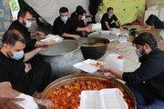 تصاویر/ طبخ و توزیع ۳۰۰۰ پرس غذای نذری از سوی قرارگاه عمار در میان عزاداران حسینی