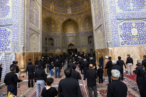 تصاویر/ مراسم ظهر عاشورا هیئت رزمندگان اسلام در مسجد امام اصفهان