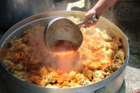 تصاویر| طبخ و توزیع 3000 پرس غذای گرم از سوی قرارگاه عمار در میان عزاداران حسینی توزیع شد