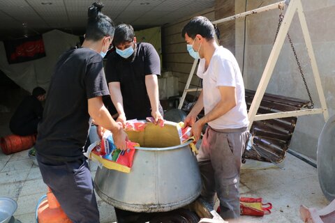 تصاویر| طبخ و توزیع 3000 پرس غذای گرم از سوی قرارگاه عمار در میان عزاداران حسینی توزیع شد