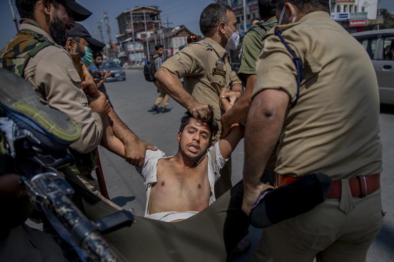 پلیس هند با شلیک گاز اشک‌آور مراسم مسلمانان در ماه محرم را بر هم زد/ رفتار متناقض دولت هند با مراسم هندوها و مسلمانان 