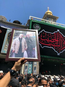 تصاویر مقام معظم رهبری و سردار سلیمانی در بین‌الحرمین