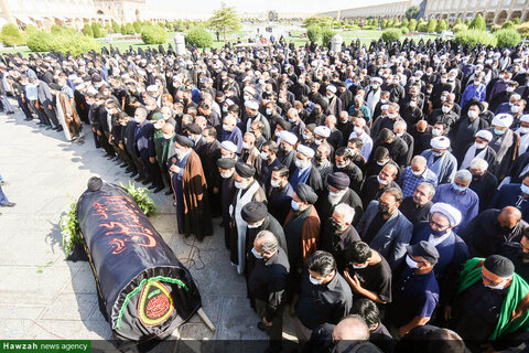 بالصور/ مراسم تشييع جثمان الفقيد آية الله السيد كمال فقيه إيماني في أصفهان