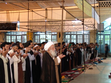 تصاویر آرشیوی از اقامه نماز توسط آیت الله العظمی تبریزی(ره) در مسجد امام حسن عسکری(ع)-سال ۸۳