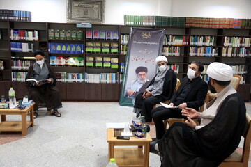 تصاویر/ بازدید مسئول مرکز رسانه و فضای مجازی حوزه های علمیه از کتابخانه مرکز بررسی‌های اسلامی