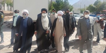 بازدید امام جمعه شیراز از شهر زلزله زده سی سخت