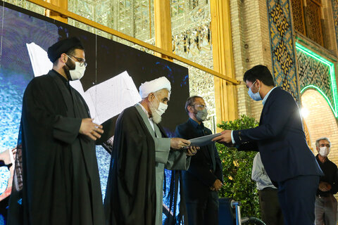 تصاویر / تجلیل از قاریان مسابقات قرآنی توسط امام جمعه قزوین