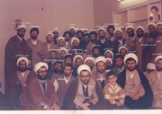 تصویری قدیمی از مرحوم حجت الاسلام زرگر در جمع طلاب مدرسه حقانی