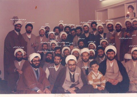 تصویری قدیمی از مرحوم حجت الاسلام والمسلمین زرگر در جمع طلاب مدرسه حقانی