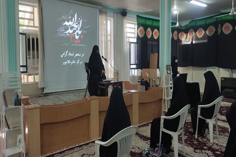 خانم فاطمه غلامپور در جمع طلاب جدیدالورود مدرسه علمیه حضرت زینب کبری(سلام الله علیها) یزد