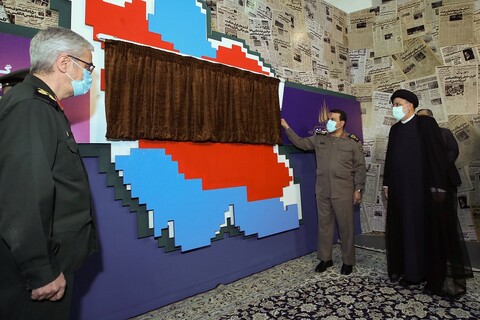 تصاویر/ حضور رئیس جمهور در نمایشگاه ملی «در لباس سربازی»
