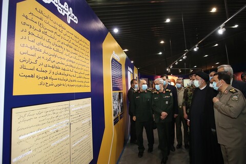 تصاویر/ حضور رئیس جمهور در نمایشگاه ملی «در لباس سربازی»