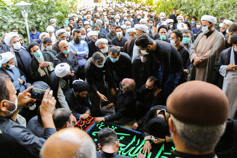 تصاویر/ مراسم تشییع و اقامه نماز بر پیکر مجید مهدوی، استاد حوزه علمیه اصفهان