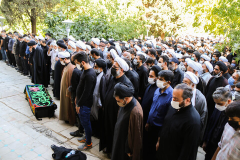تصاویر/ مراسم تشییع و اقامه نماز بر پیکر مجید مهدوی، استاد حوزه علمیه اصفهان