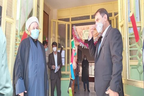 تصاویر/ امام جمعه بیستون در آئین گرامیداشت هفته دفاع مقدس و بازگشایی مدارس