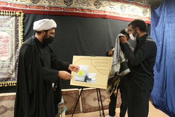 تصاویر / رونمایی از کتاب "نگران شهیدت نباش" زندگینامه شهید مدافع حرم احمد مکیان در گلزار شهدای قم