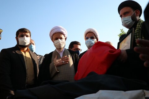 تصاویر| اهتزاز پرچم عزای حسینی در بین الحرمین شیراز