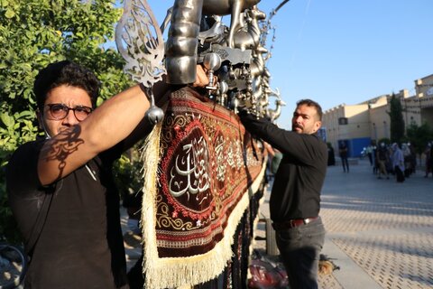 تصاویر| اهتزاز پرچم عزای حسینی در بین الحرمین شیراز