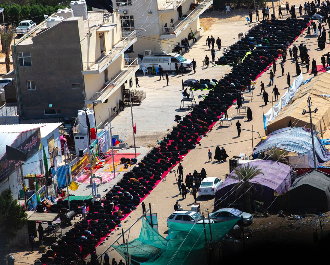 بالصور/ طريق (ياحسين) بين كربلاء والنجف يشهد اقامة اكبر صلاة جماعة موحدة