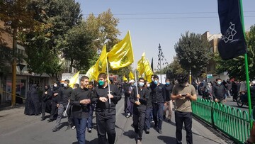 تصاویر/ حضور طلاب مدرسه علمیه دارالسلام تهران در راهپیمایی جاماندگان اربعین