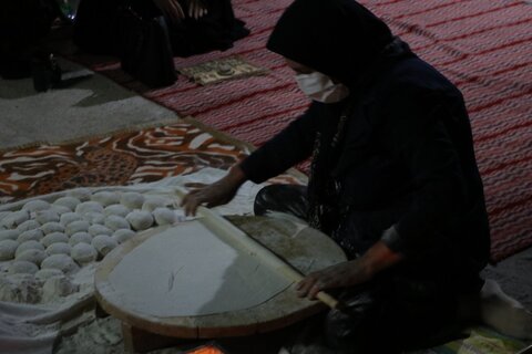 تصاویر| پخت و توزیع نان محلی و غذای گرم توسط موکب شهید مدافع حرم مهرداد قاجاری میان زائرین