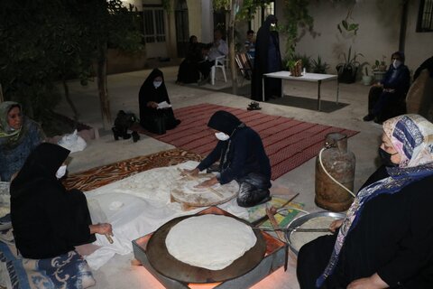 تصاویر| پخت و توزیع نان محلی و غذای گرم توسط موکب شهید مدافع حرم مهرداد قاجاری میان زائرین