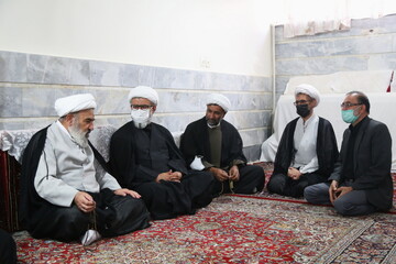 دیدار نمایندگان آیت الله اعرافی با روحانی رزمنده و ایثارگر دفاع مقدس