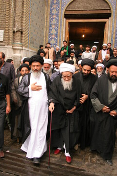 حرکت دسته بزرگ عزاداران شهادت حضرت زهرا سلام الله علیها  با حضور دو مرجع تقلید