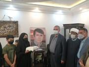 وزیر بهداشت با خانواده شهید مدافع سلامت کهگیلویه و بویراحمد دیدار کرد
