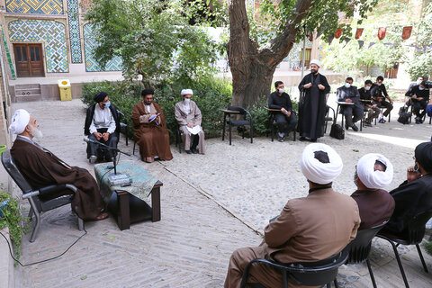 تصاویر / امام جمعه قزوین در جمع طلاب مدرسه علمیه سردارین قزوین