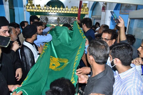 لکھنؤ میں امام علی رضا (ع) کے پرچم کی زیارت کرائی گئی