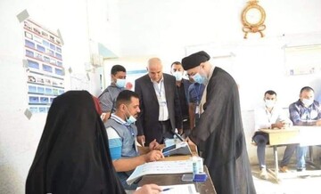 حضور نماینده آیت‌الله سیستانی در پای صندوق رأی + عکس