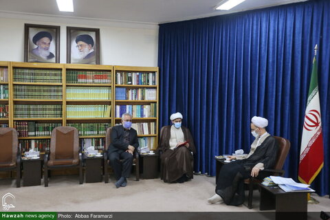 بالصور/ ممثل السلطة القضائية في إيران يلتقي بمدير الحوزات العلمية بقم المقدسة