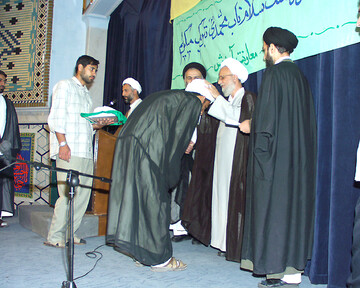 تصاویر آرشیوی از عمامه گذاری طلاب به دست آیت‌الله مصباح یزدی(ره) به مناسبت میلاد پیامبر(ص)-مهرماه۸۳