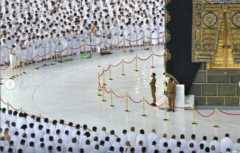 برگزاری نماز جماعت بدون فاصله گذاری اجتماعی در مسجد الحرام