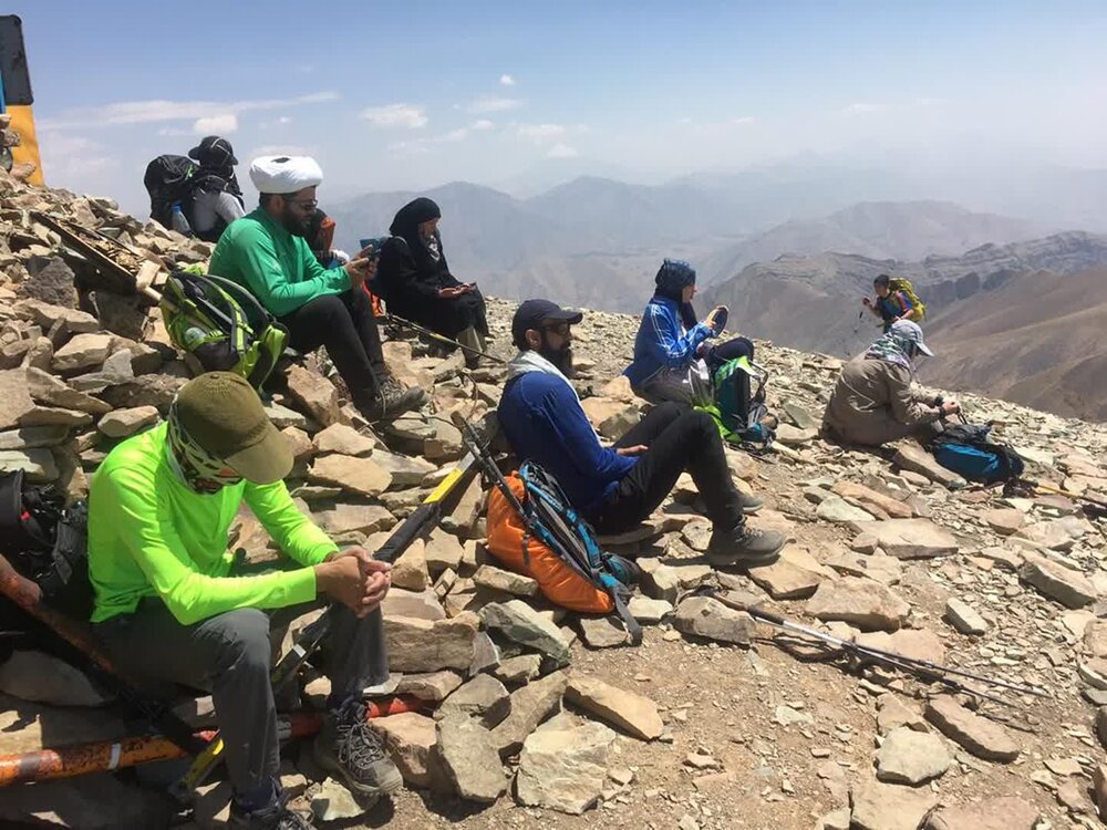 کوهنوردی طلبه درس خارج مقام معظم رهبری | منبر عملی در کوهستان + عکس