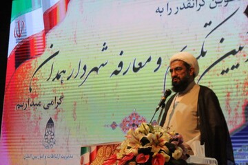 شهرداری همانگونه که با مردم عادی رفتار می‌کند، با مسئولان و نهادها رفتار کند