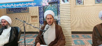 تدریس کتاب انسان ۲۵۰ ساله در مدرسه علمیه تکاب