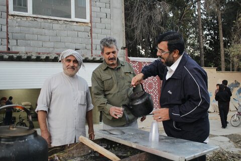 تصاویر/برپایی ایستگاه صلواتی مدرسه علمیه خاتم الانبیاء (ص) سنندج در شب میلاد رسول اکرم