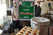 توزیع غذای گرم بین نیازمندان کرمانشاه با هزینه خانواده شهید اهل سنت + عکس