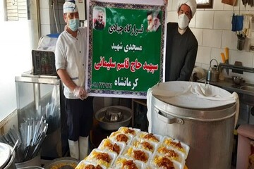 توزیع غذای گرم بین نیازمندان کرمانشاه با هزینه خانواده شهید اهل سنت + عکس