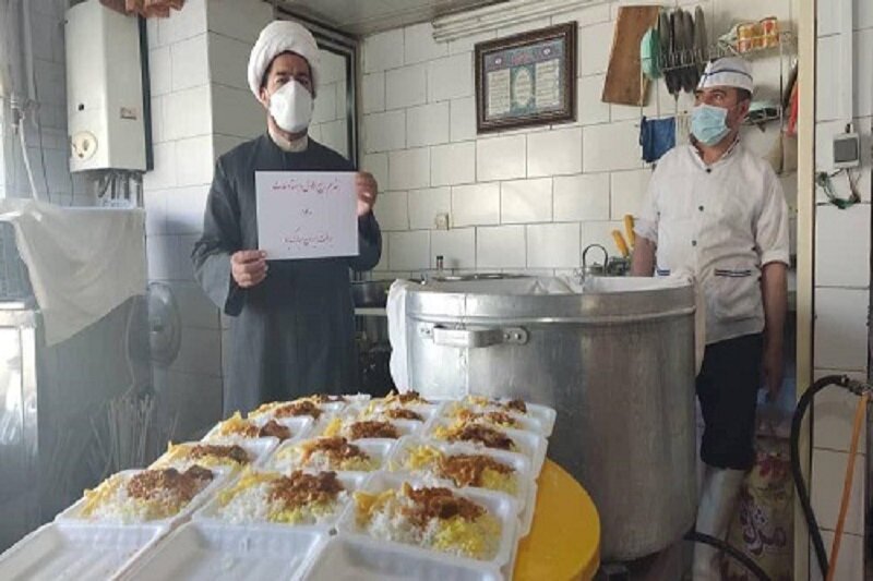 توزیع غذای گرم بین نیازمندان کرمانشاه با هزینه خانواده شهید اهل سنت + عکس