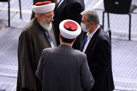 بالصور/ لقاء ضيوف مؤتمر الوحدة الإسلاميّة وعدد من مسؤولي النّظام بالإمام الخامنئي