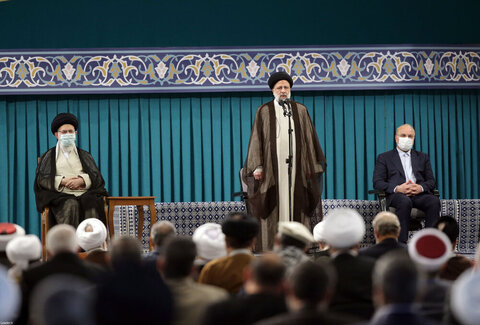 بالصور/ لقاء ضيوف مؤتمر الوحدة الإسلاميّة وعدد من مسؤولي النّظام بالإمام الخامنئي