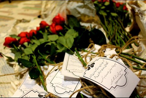 توزیع گل رُز و شیرینی دانشجویان هرمزگاني به مناسبت ميلاد رسول اكرم و هفته وحدت اسلامي