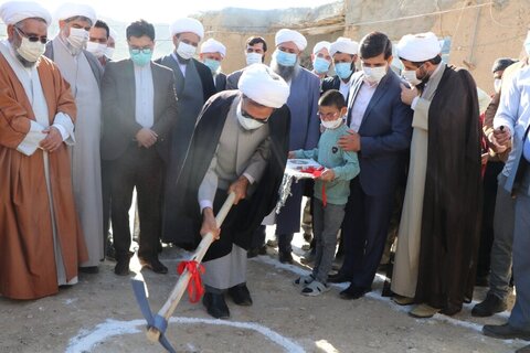 بالصور/ وضع حجر الأساس لبناء 401 وحدة سكنية للعوائل المتعففة في محافظة خراسان الشمالية