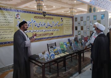 بازدید معاون آموزش حوزه های علمیه از غرفه مرکز تخصصی امام خمینی(ره) شیراز